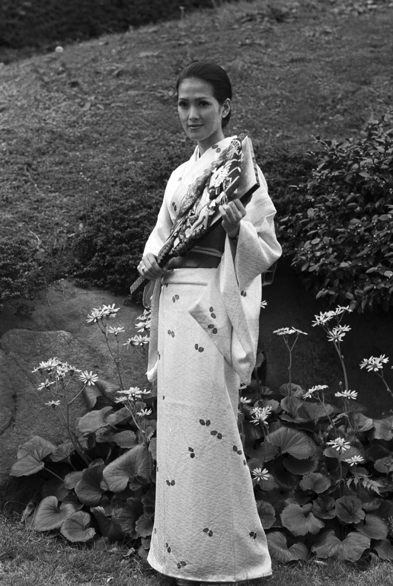 73年11月、渡辺プロ晴着撮影会でポーズをとるいしだあゆみさん