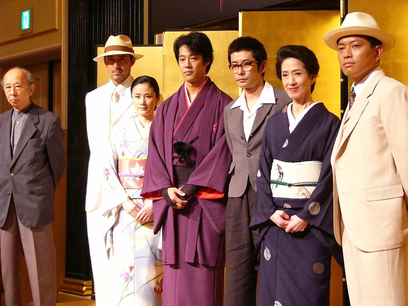 04年8月、映画「姑獲鳥の夏（うぶめのなつ）」の製作発表に出席した、左から実相寺昭雄監督、阿部寛、原田知世、堤真一、永瀬正敏、いしだあゆみさん、宮迫博之