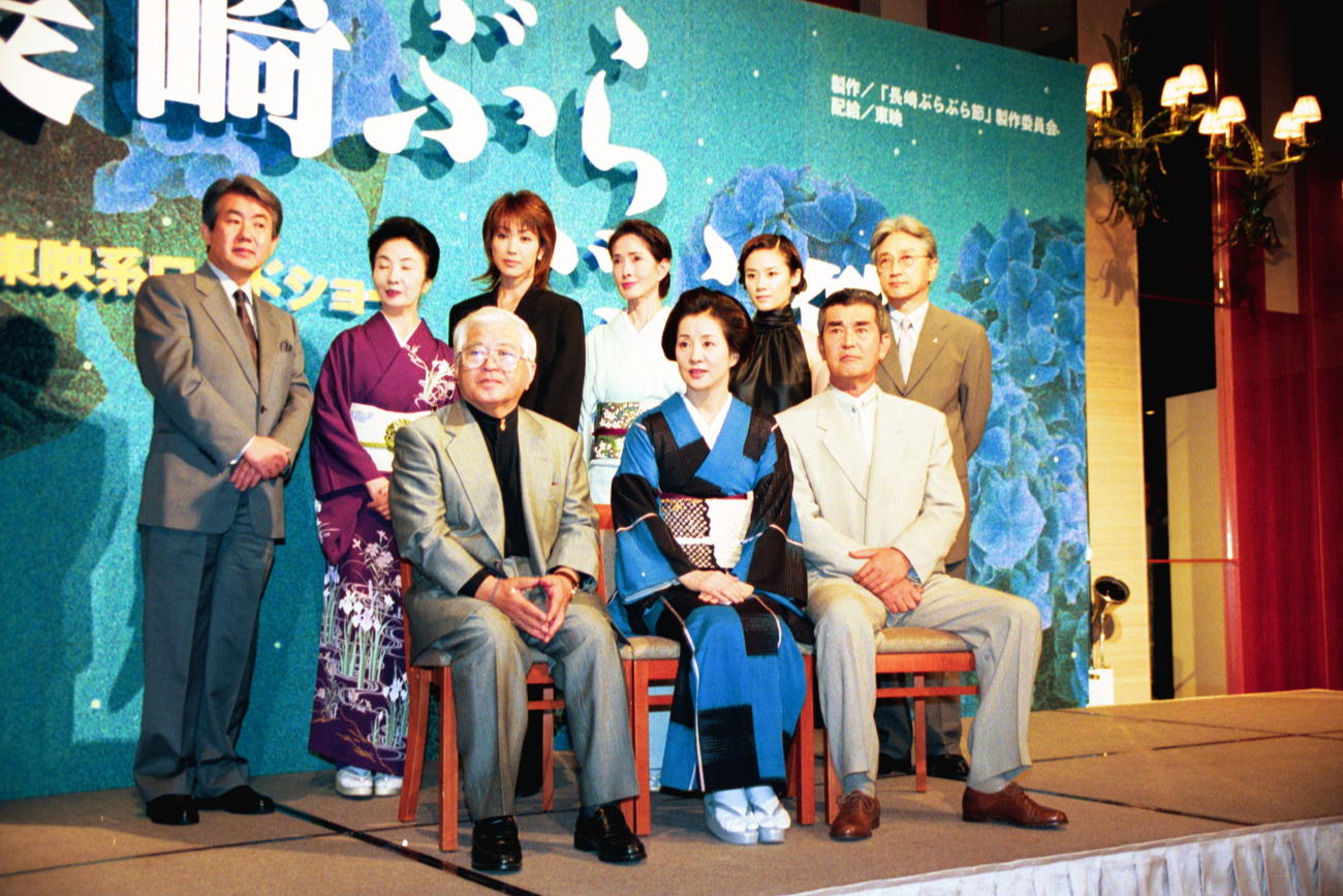 映画「長崎ぶらぶら節」製作発表会見。前列左から深町幸男監督、吉永小百合、渡哲也さん、後列左から市川森一、藤村志保、高島礼子、いしだあゆみさん、原田知世、なかにし礼