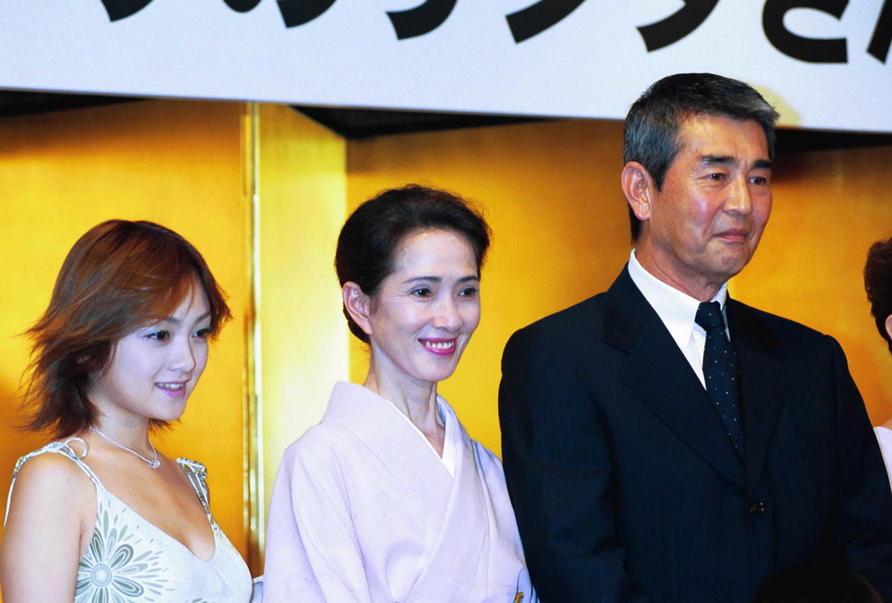 ドラマ「夏休みのサンタ」制作発表にのぞんだ、左から安達祐実、いしだあゆみさん、渡哲也さん