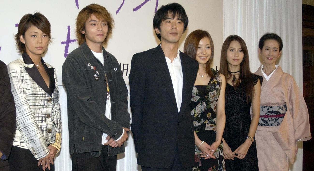 02年10月、記者会見で勢ぞろいした、左から中島知子、吉沢悠、ユースケ・サンタマリア、菅野美穂、榎本加奈子、いしだあゆみさん