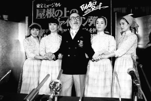 ミュージカル「屋根の上のヴァイオリン弾き」制作発表、左から大竹しのぶ、安奈淳、森繁久弥さん、倍賞美津子さん、いしだあゆみさん