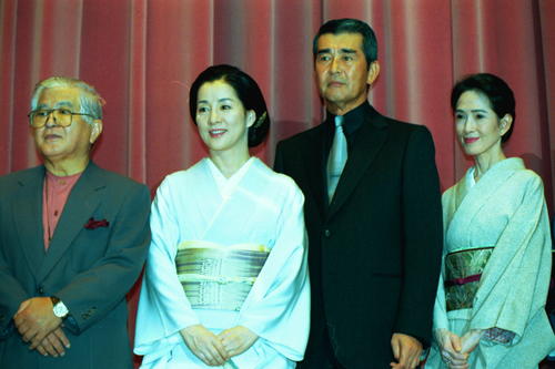 映画「長崎ぶらぶら節」完成披露試写会の舞台あいさつに立った、左から深町幸男監督、吉永小百合、渡哲也さん、いしだあゆみさん