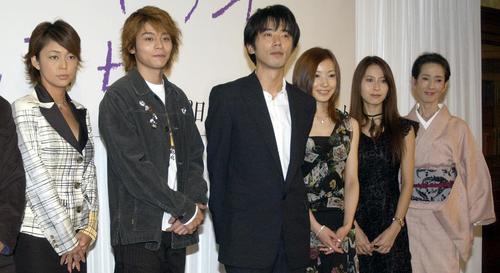 02年10月、記者会見で勢ぞろいした、左から中島知子、吉沢悠、ユースケ・サンタマリア、菅野美穂、榎本加奈子、いしだあゆみさん