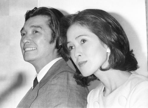 80年3月、婚約を発表したいしだあゆみさんと萩原健一さん