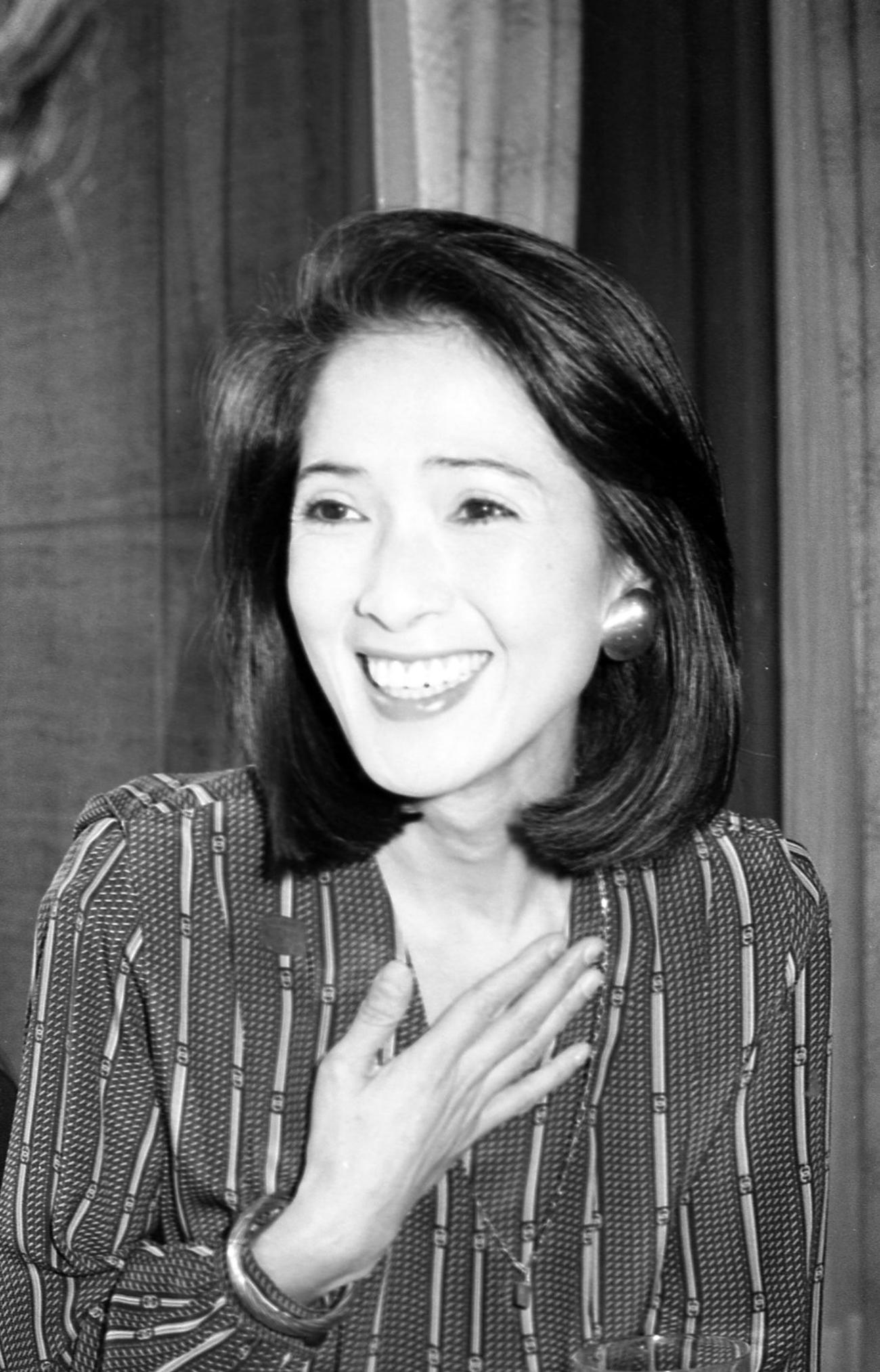 83年9月、笑顔を見せるいしだあゆみさん