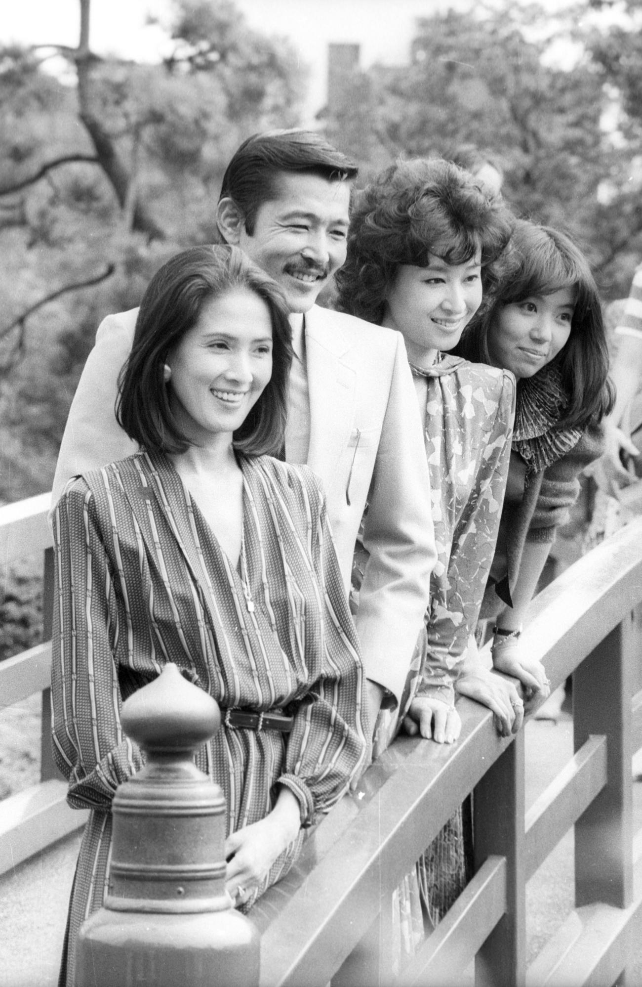 1983年9月、TBS「もういちど結婚」制作発表に臨んだ左からいしだあゆみさん、藤竜也、三田佳子、浅田美代子