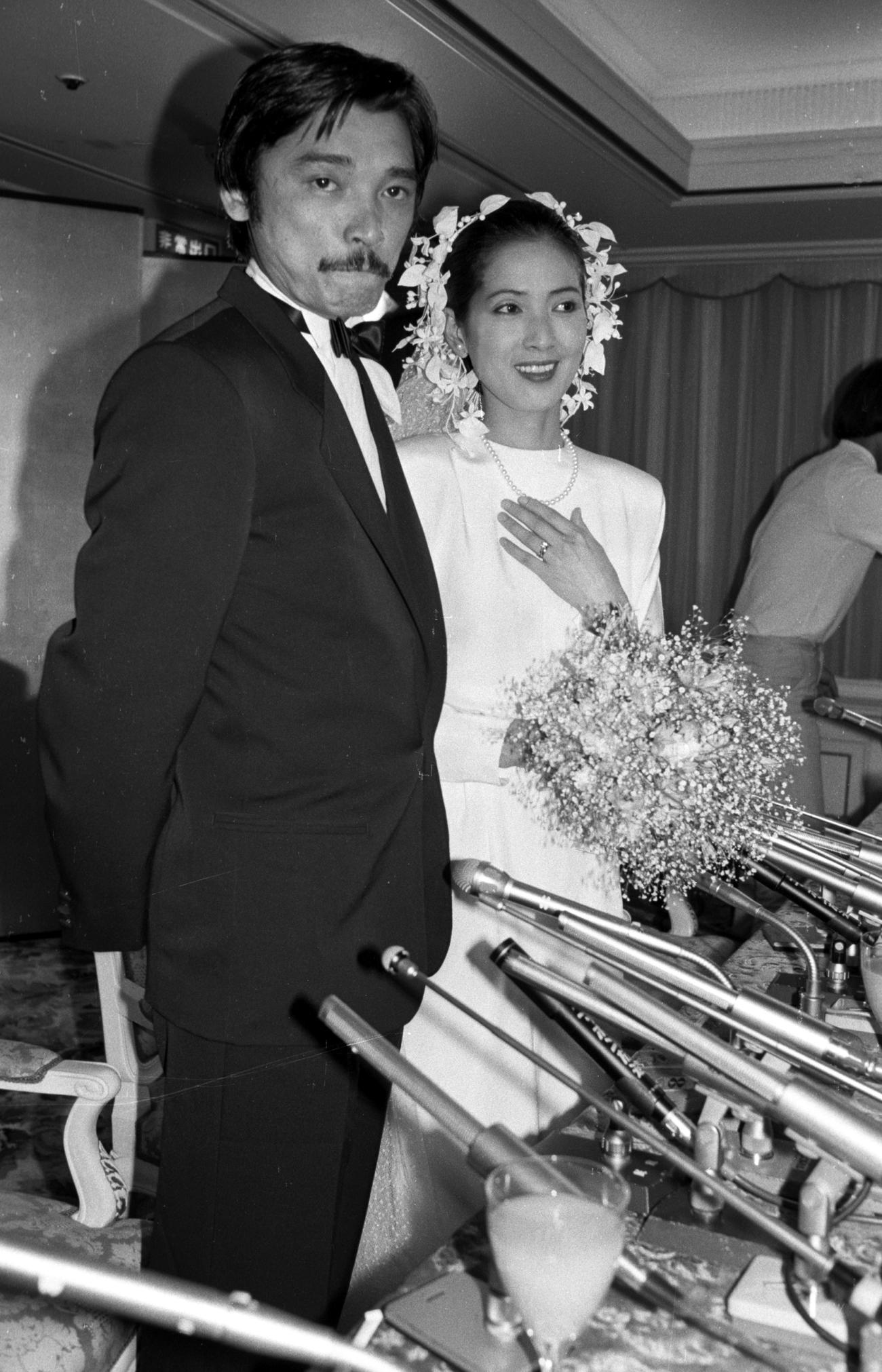 1980年5月、結婚式を挙げた萩原健一さんといしだあゆみさん