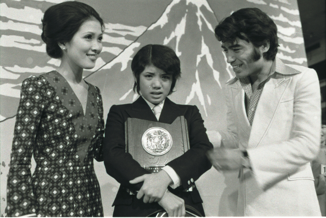 71年12月、スター誕生で初代グランドチャンピオンに選ばれ涙ぐむ森田昌子（中央）に手を添えるいしだあゆみさん。右は尾崎紀世彦さん