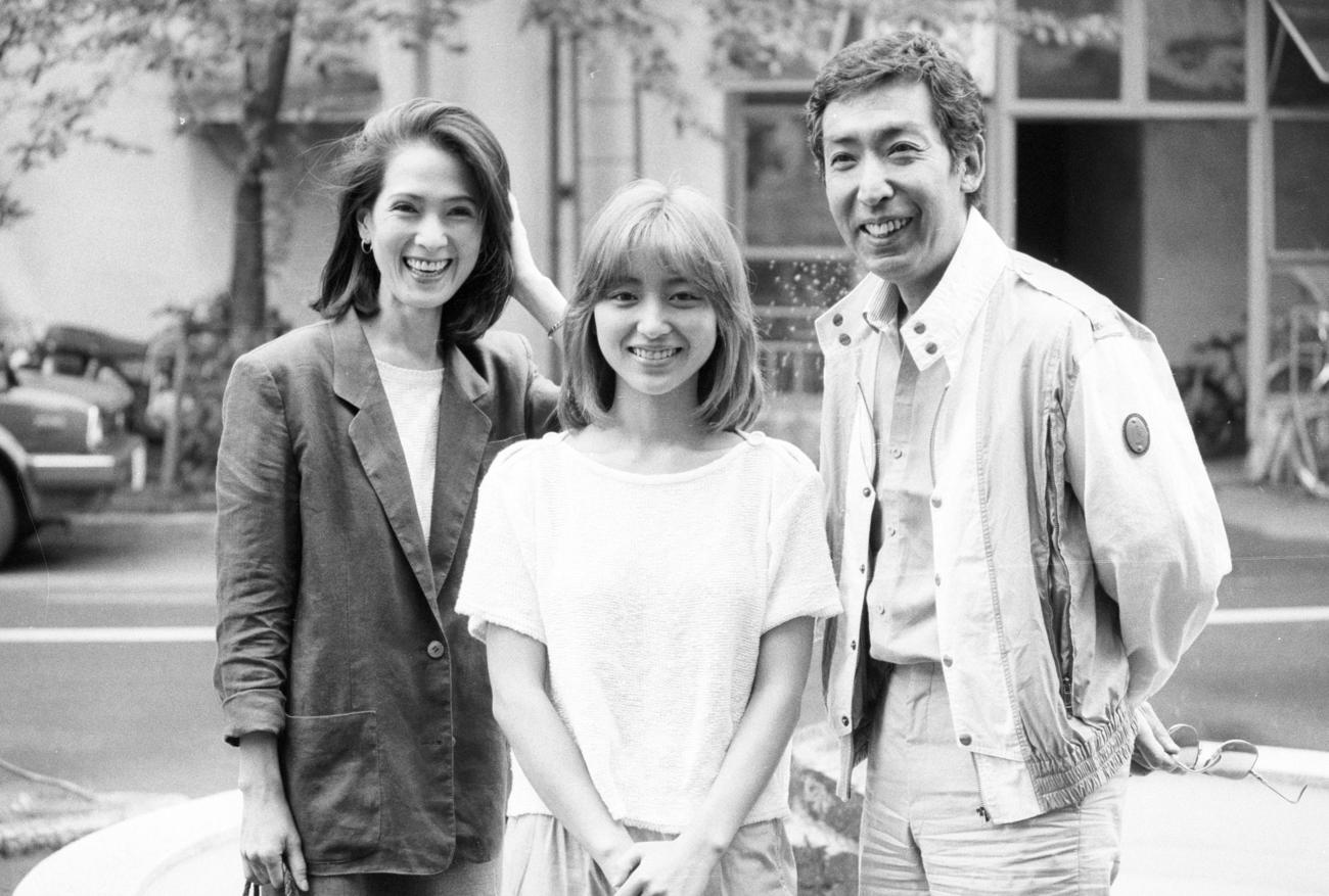 1983年7月、映画「積木くずし」の製作発表会見に出席した左からいしだあゆみさん、渡辺典子、藤田まことさん
