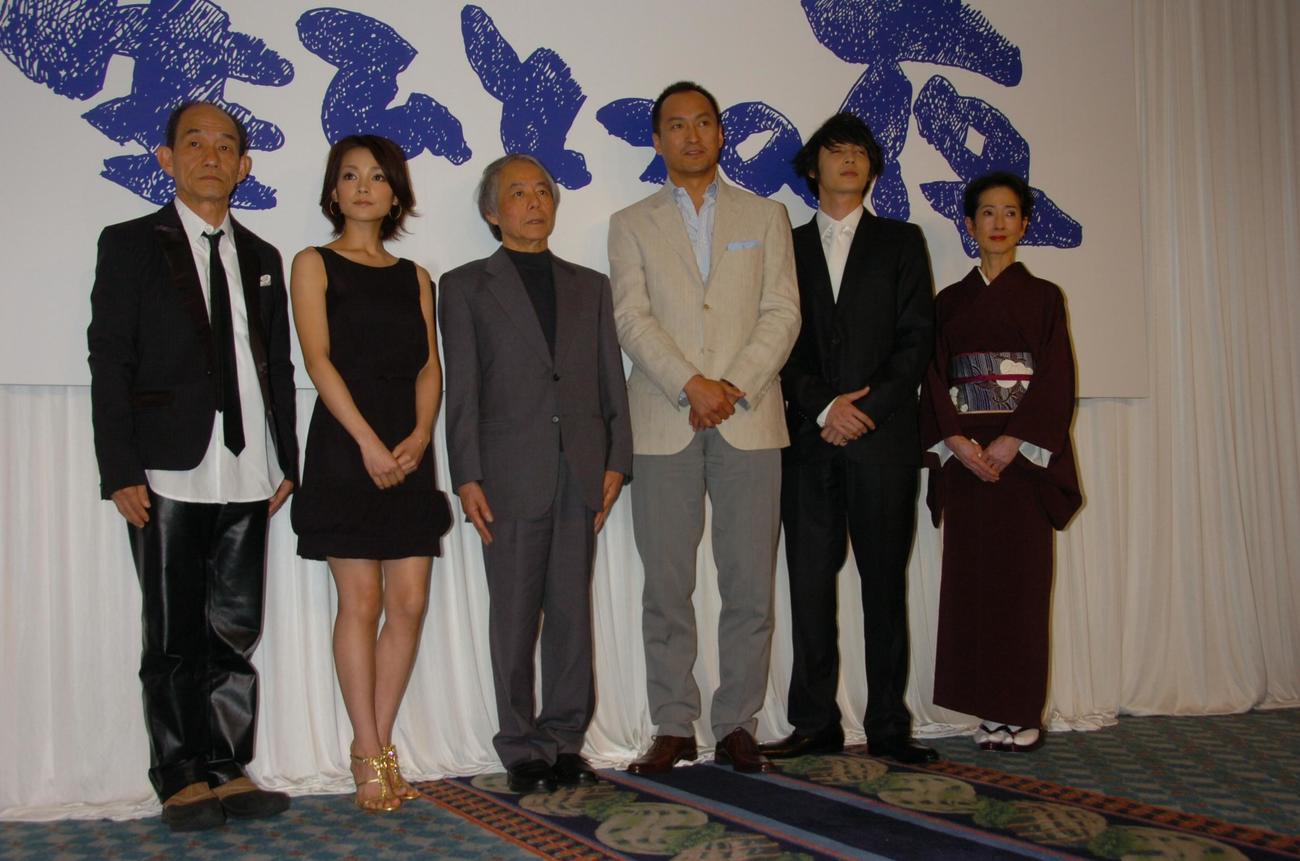 07年4月、映画「星ひとつの夜」制作発表会で記念撮影する、左から笹野高史、国仲涼子、山田太一氏、渡辺謙、玉木宏、いしだあゆみさん