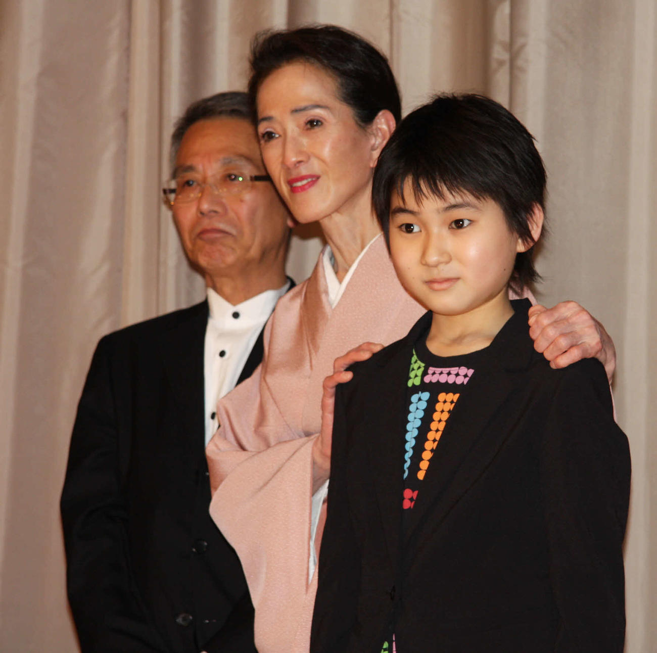 11年5月、映画「エクレール　お菓子放浪記」の初日舞台あいさつに出席した、左から近藤明男監督、いしだあゆみさん、吉井一肇