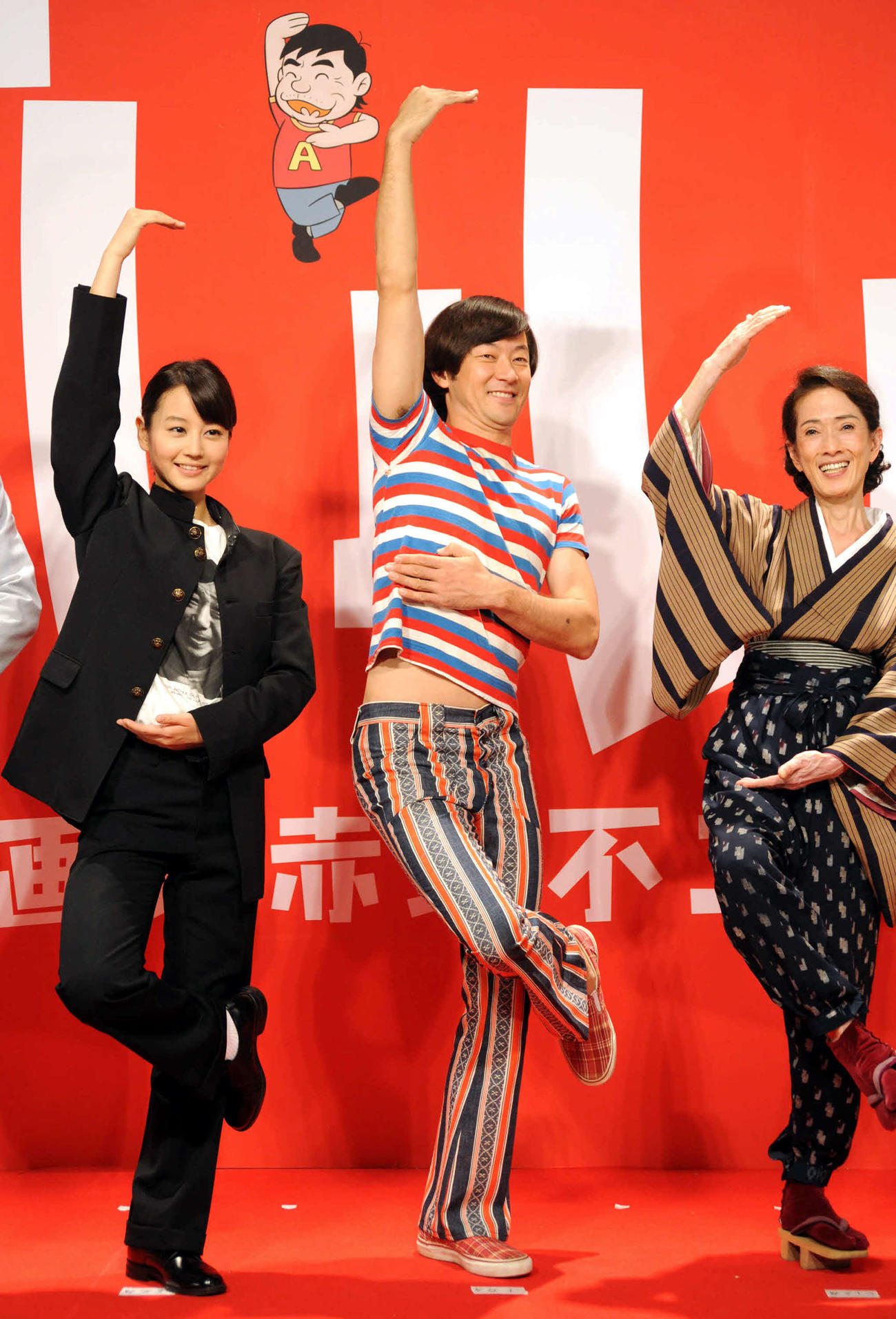 10年8月、映画「これでいいのだ！！映画★赤塚不二夫」の製作発表会見に出席し、シェーのポーズをとる、左から堀北真希、浅野忠信、いしだあゆみさん