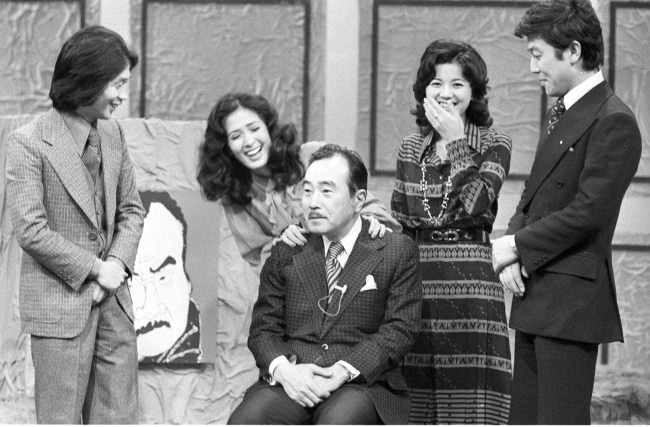 76年1月、芸能生活40周年を迎えたは森繁久弥（中央）を囲む、左から堺正章、いしだあゆみさん、榊原るみ、竹脇無我