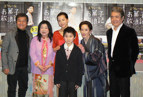 11年3月、映画「エクレール　お菓子放浪記」の完成試写会。初主演の吉井一肇（中央）を囲んで、左から尾藤イサオ、竹内都子、早織、1人おいていしだあゆみさん、林隆三