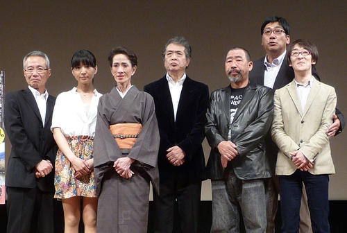 11年4月2、映画「エクレール・お菓子放浪記」のチャリティー試写会で。左から近藤明男監督、早織、いしだあゆみさん、林隆三、三上寛、駒田徳広、松村良太