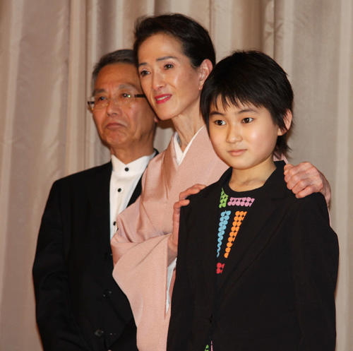 11年5月、映画「エクレール　お菓子放浪記」の初日舞台あいさつに出席した、左から近藤明男監督、いしだあゆみさん、吉井一肇