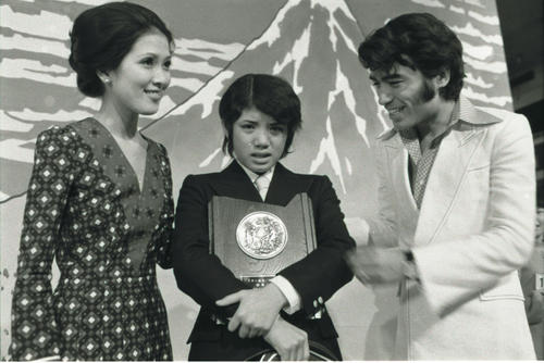 71年12月、スター誕生で初代グランドチャンピオンに選ばれ涙ぐむ森田昌子（中央）に手を添えるいしだあゆみさん。右は尾崎紀世彦さん