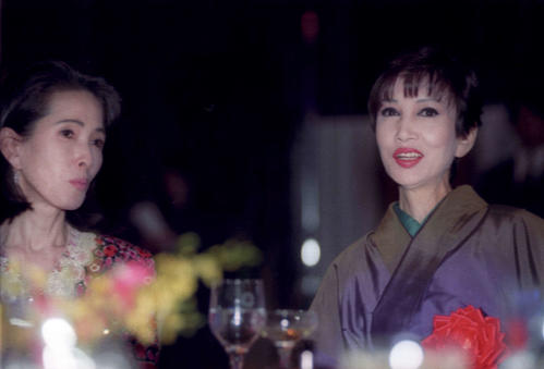 96年12月、日刊スポーツ映画大賞・石原裕次郎賞の表彰式に出席した浅丘ルリ子（右）といしだあゆみさん