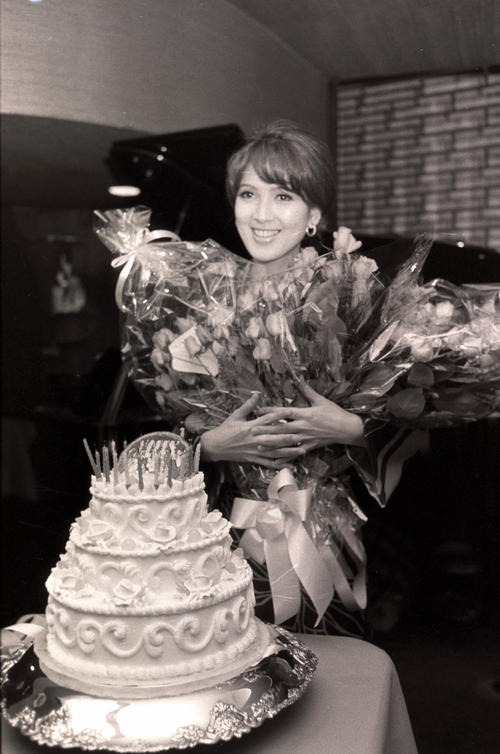 70年3月、たくさんの花束を受け取り、笑顔を見せるいしだあゆみさん