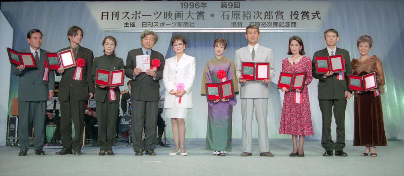 96年12月、第9回日刊スポーツ映画大賞表彰式で。右から草村礼子、周防正行監督、いしだあゆみさん、渡哲也さん、浅丘ルリ子、石原まき子、山田洋次監督、倍賞千恵子、安藤政信
