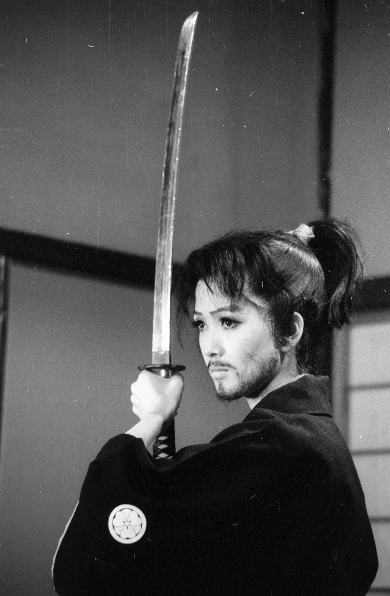 69年11月。「新春かくし芸大会」で勝プロ「人斬り」のパロディー版で岡田以蔵を演じるいしだあゆみさん