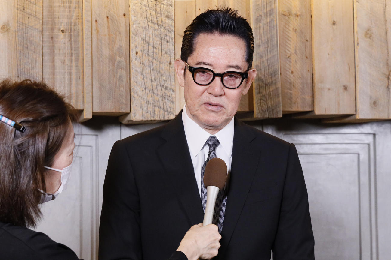 「小倉智昭さんお別れの会」に出席し、取材に応じる山下晋司
