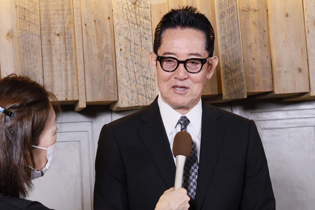「小倉智昭さんお別れの会」に出席し、取材に応じる山下晋司