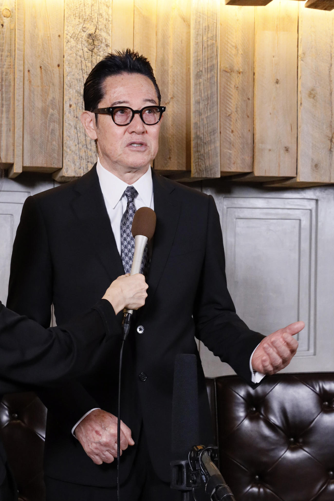 「小倉智昭さんお別れの会」に出席し、取材に応じる山下晋司