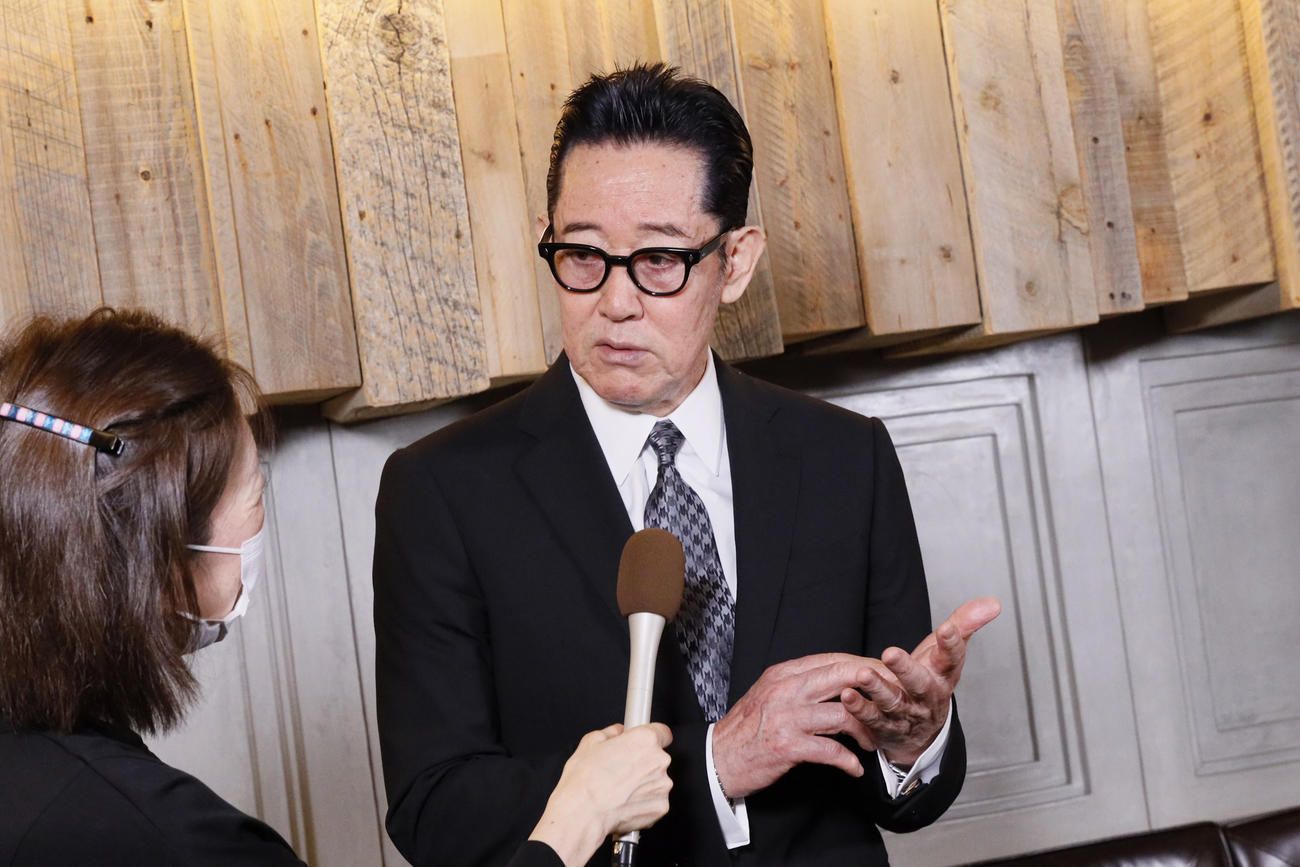 「小倉智昭さんお別れの会」に出席し、取材に応じる山下晋司