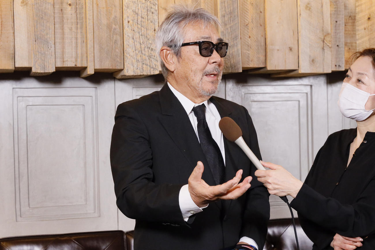 「小倉智昭さんお別れの会」に出席し、取材に応じる寺尾聰