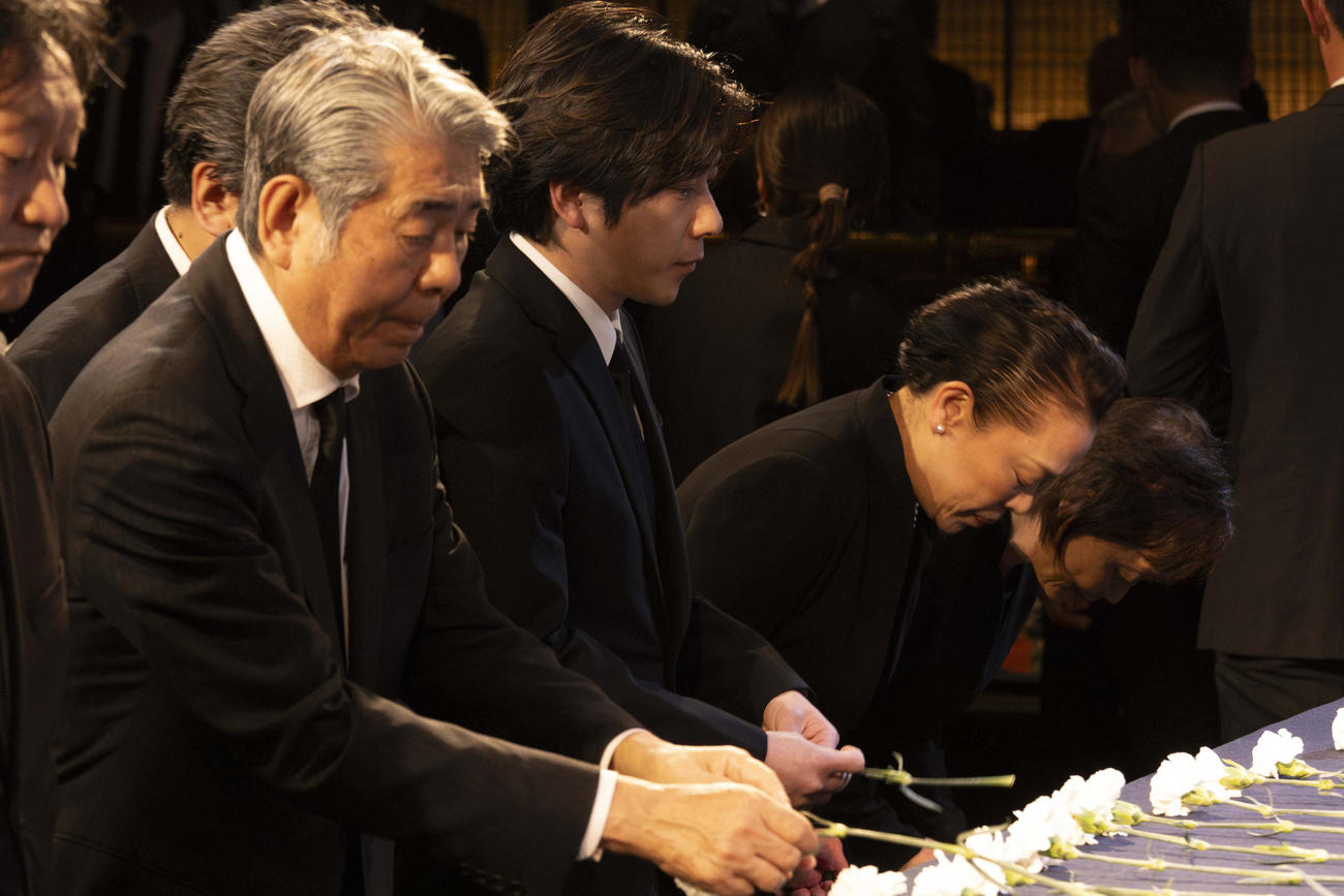 「小倉智昭さんお別れの会」で献花する二宮和也（中央）
