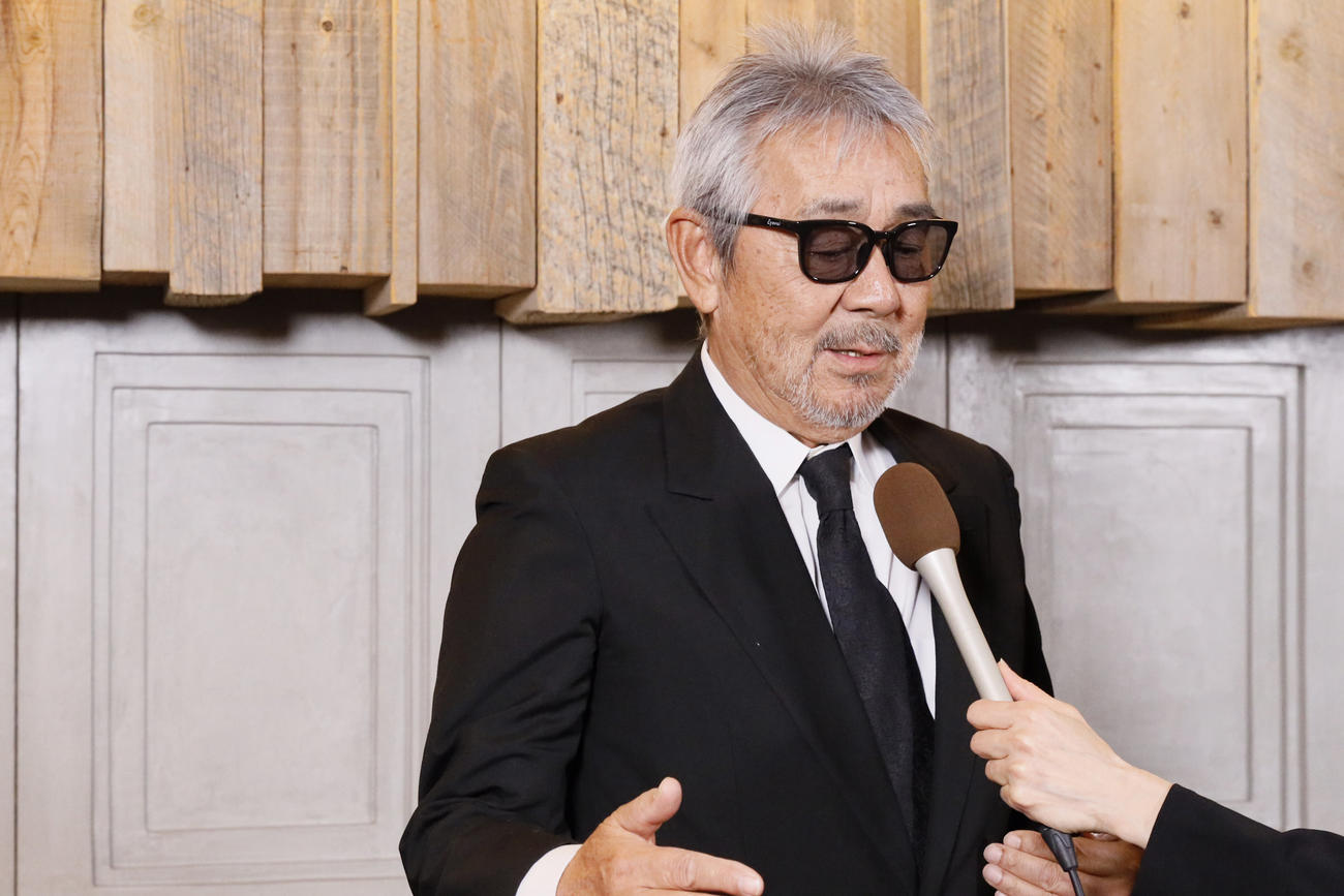 「小倉智昭さんお別れの会」に出席し、取材に応じる寺尾聰