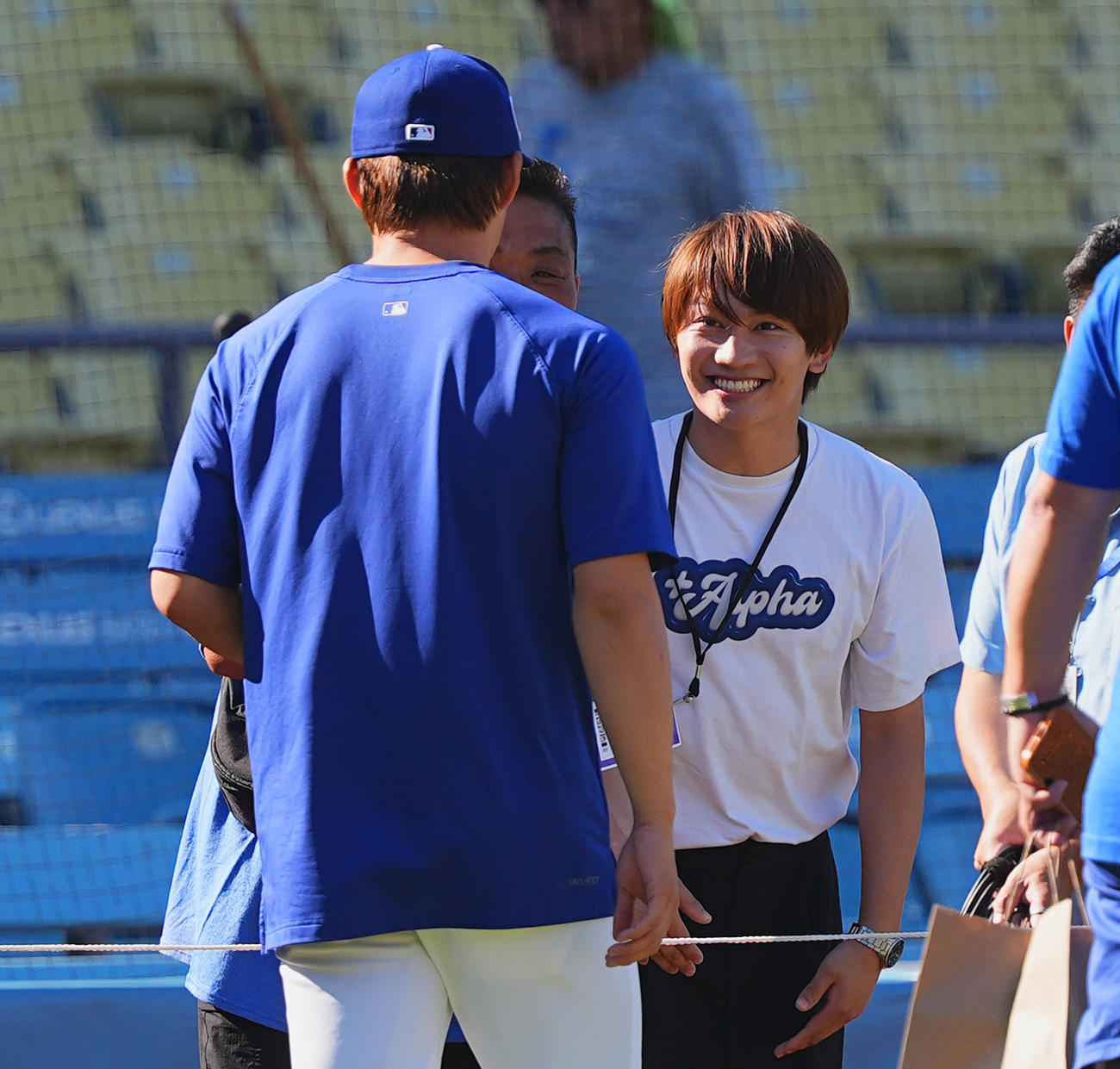 24年9月、ドジャースタジアムを訪れ、ドジャース山本由伸（手前）にあいさつするなにわ男子藤原丈一郎