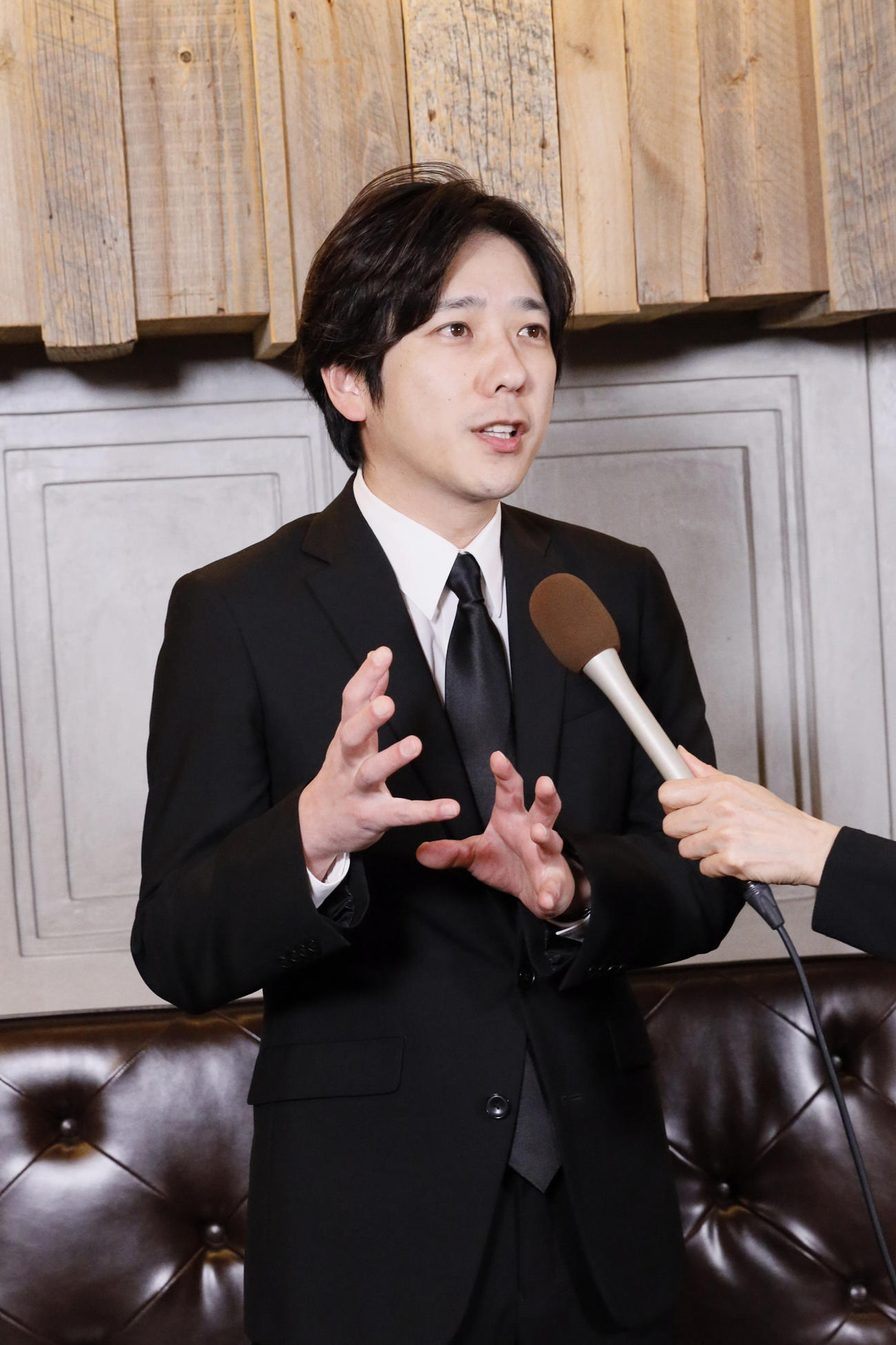 「小倉智昭さんお別れの会」に出席し、取材に応じる二宮和也