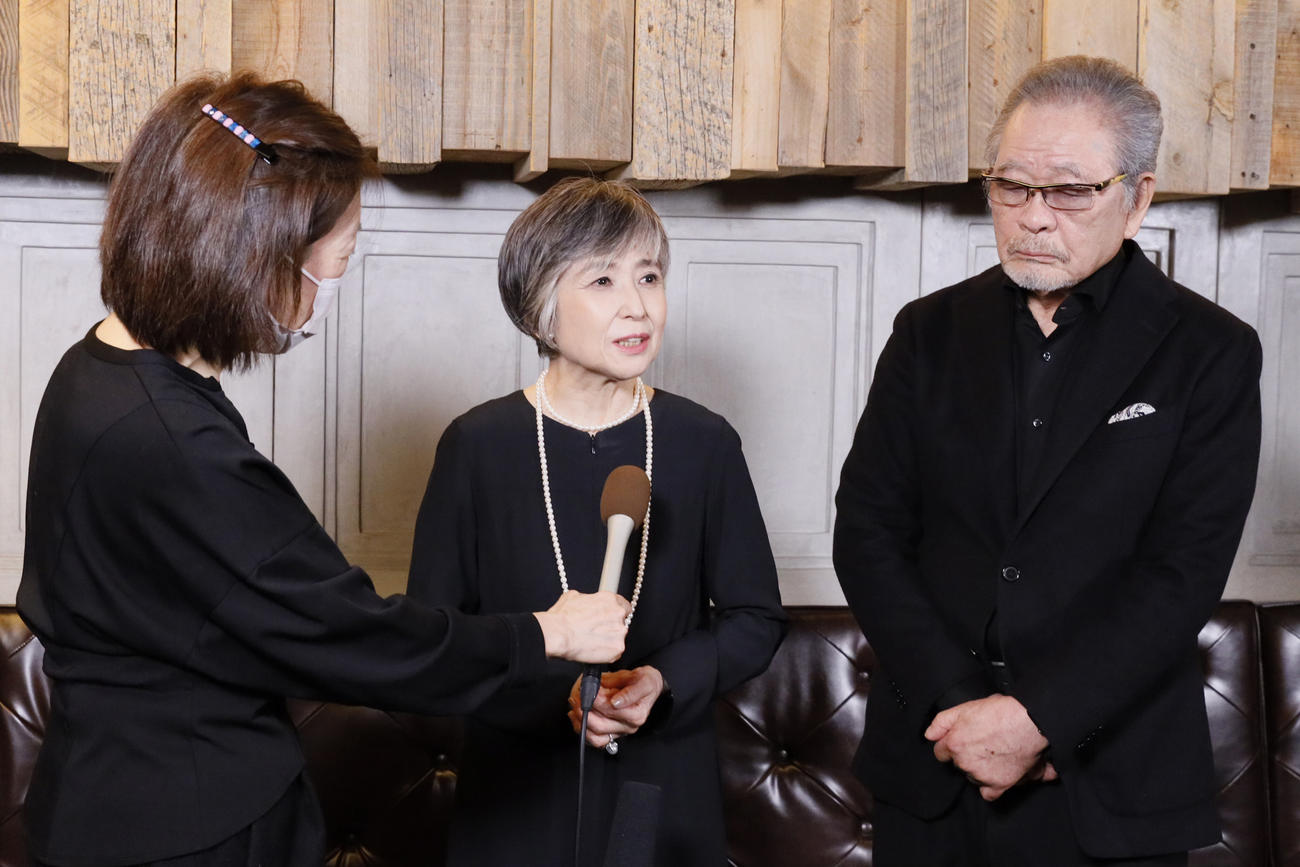 「小倉智昭さんお別れの会」に出席し、取材に応じる竹下景子と関口照生（右）