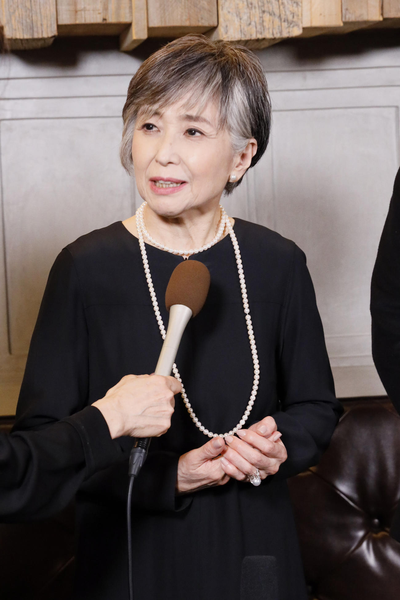 「小倉智昭さんお別れの会」に出席し、取材に応じる竹下景子