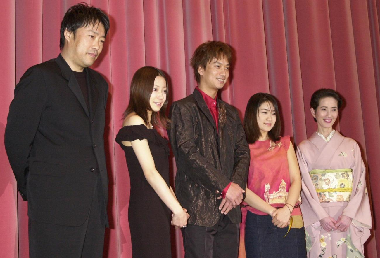 02年2月、「化粧師」の舞台あいさつに立つ、左から田中光敏監督、菅野美穂、椎名桔平、池脇千鶴、いしだあゆみさん