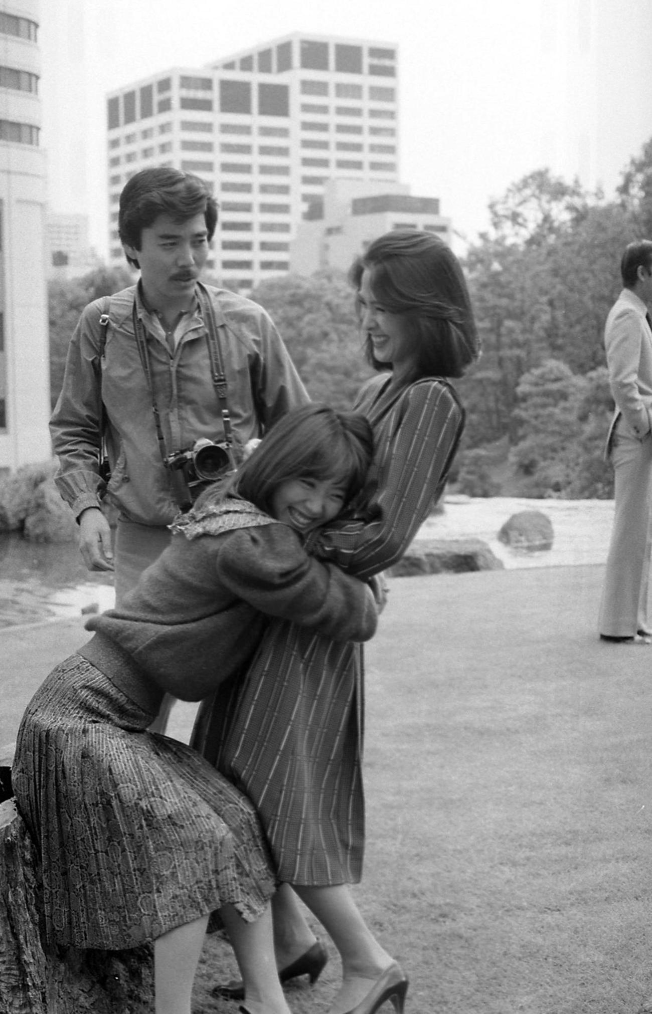 83年9月、久しぶりにいしだあゆみさん（右）に会い、抱きついて甘える浅田美代子