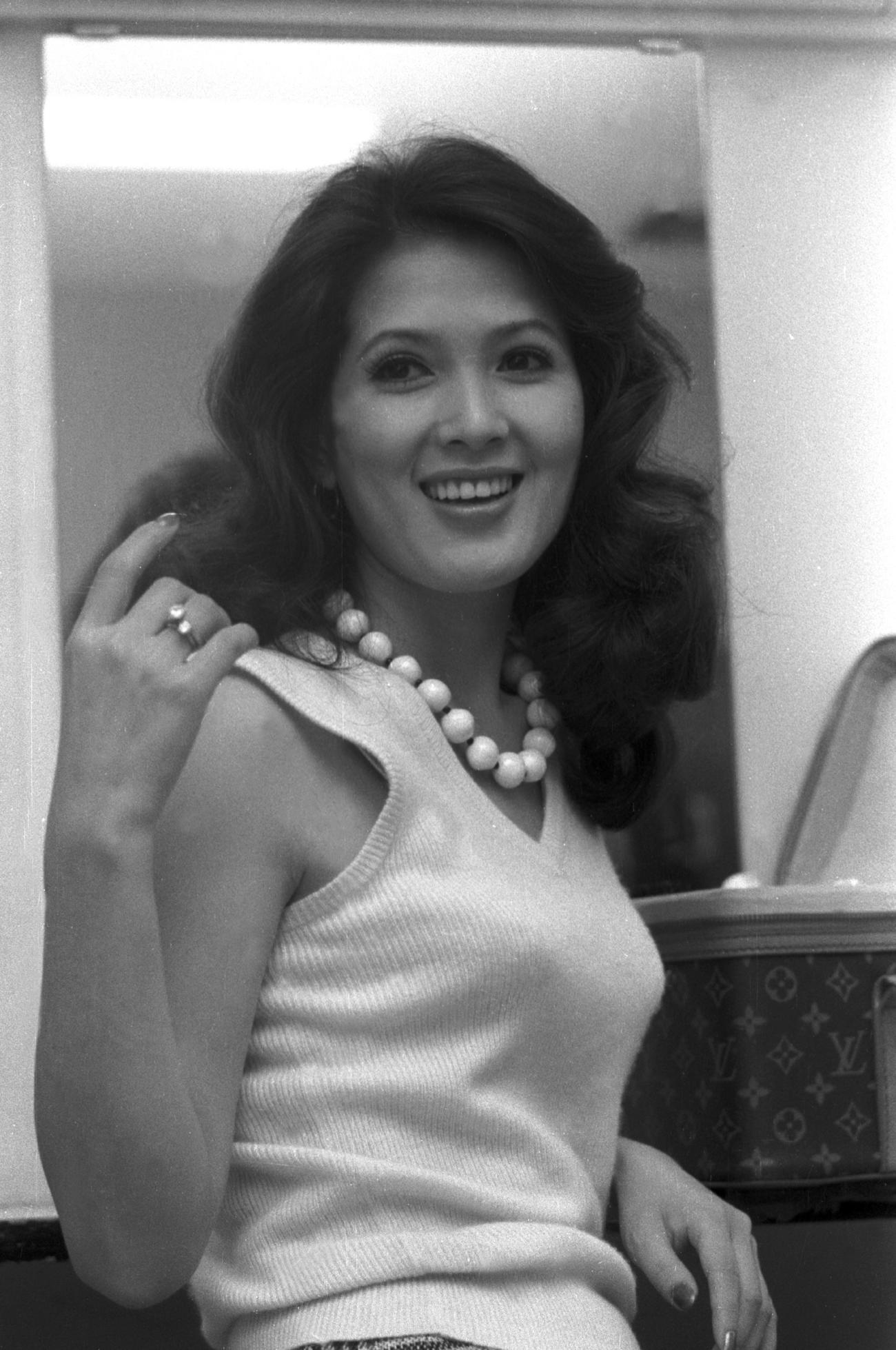 73年9月、インタビューで笑顔を見せるいしだあゆみさん