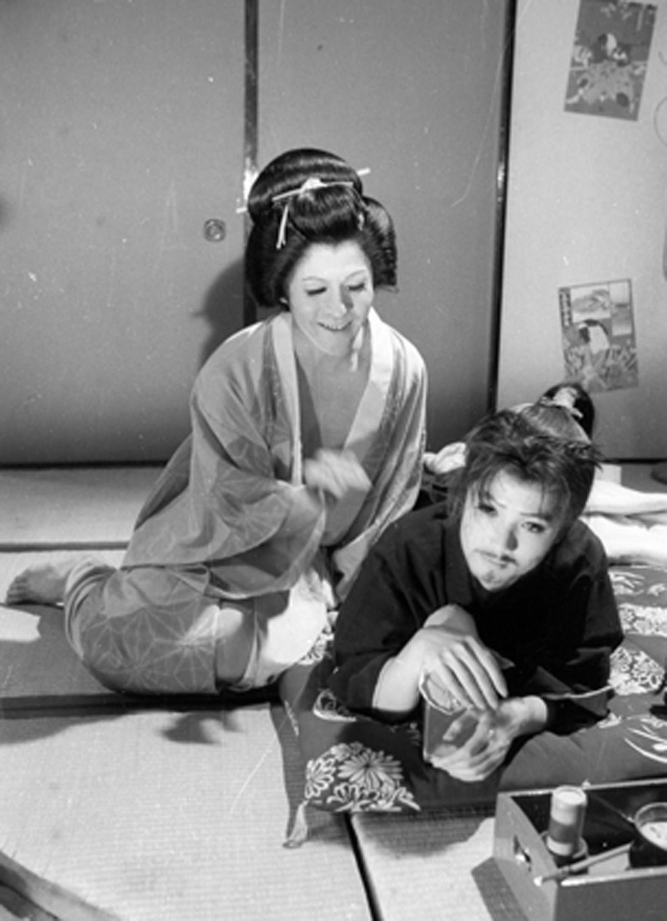 69年11月、「新春かくし芸大会」で時代劇のパロディー版でいしだあゆみさんの岡田以蔵（右）に迫る女郎役の井上順