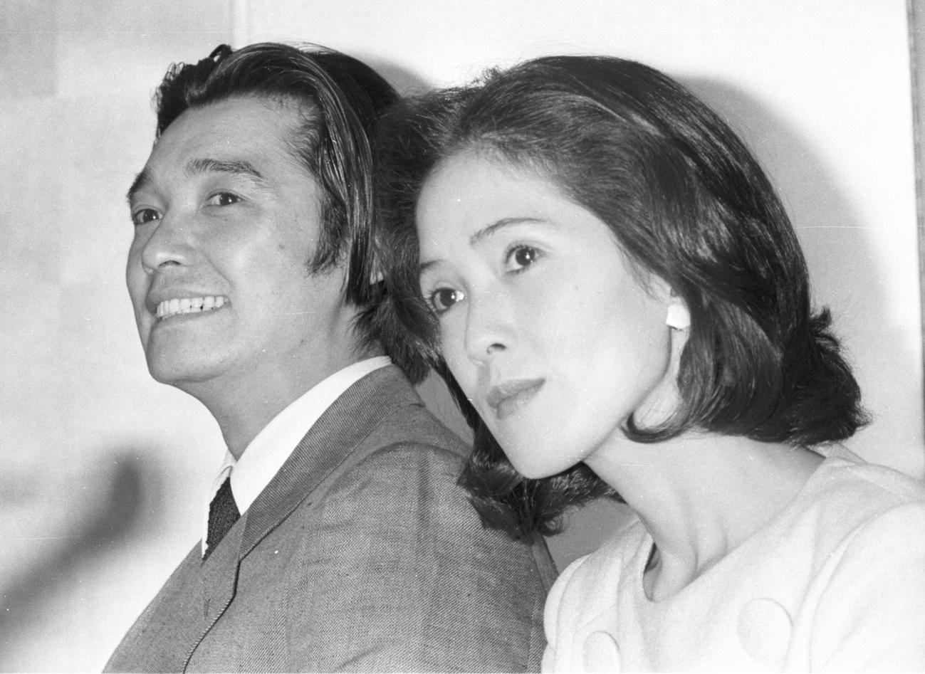 80年3月、婚約を発表したいしだあゆみさんと萩原健一さん