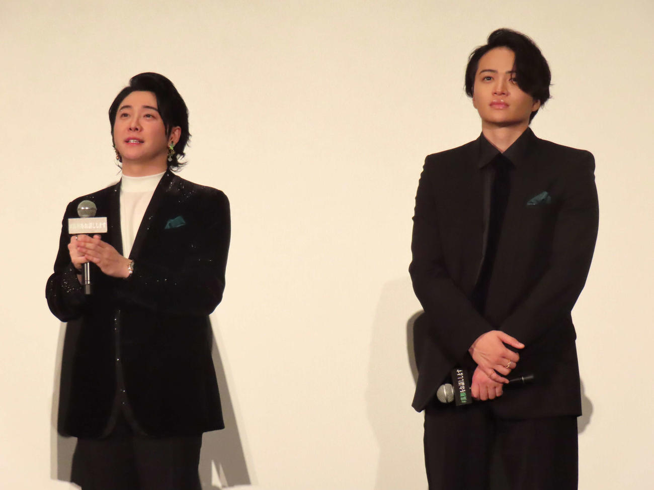 映画「＃真相をお話しします」完成披露舞台あいさつに登壇したMrs．　GREEN APPLE大森元貴（左）とtimelesz菊池風磨