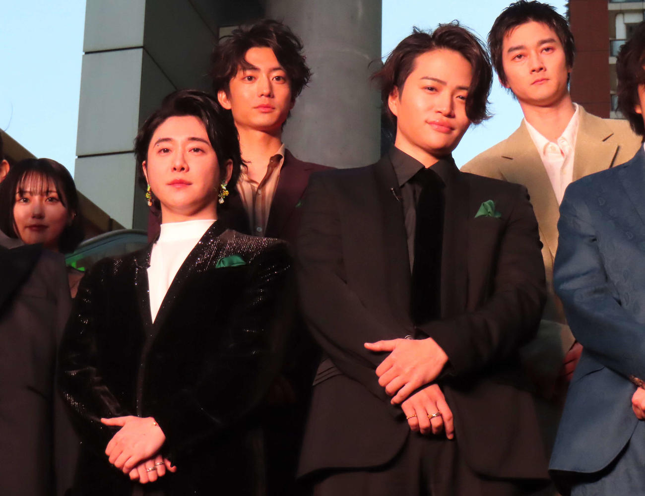映画「＃真相をお話しします」レッドカーペットイベントに登壇した、前列左からMrs．　GREEN APPLE大森元貴、timelesz菊池風磨。後列左から田中美久、伊藤健太郎、■（■は木ヘンに却の去がタ）俊太郎
