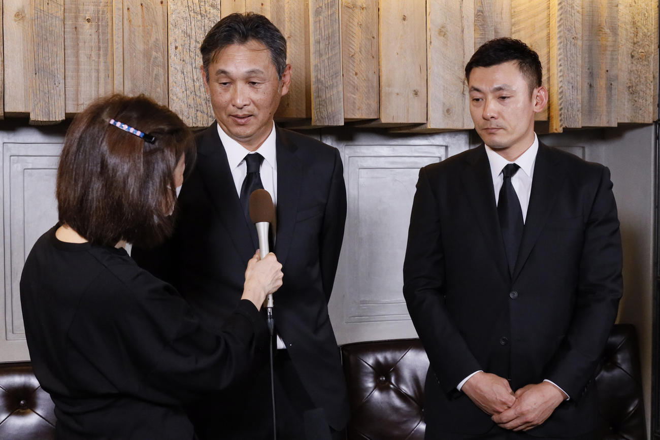 「小倉智昭さんお別れの会」に出席し、取材に応じる西武西口監督と栗山（右）