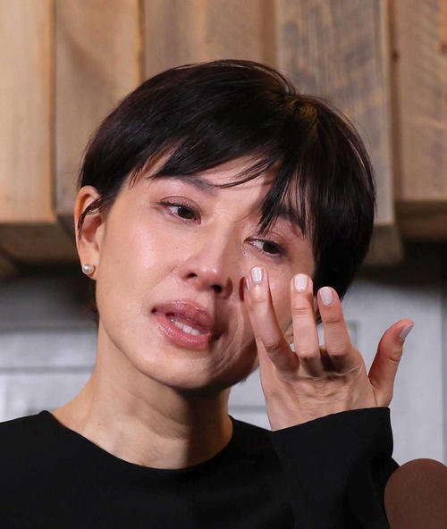 小倉智昭さんとの思い出でを語りながら涙を見せる菊川怜（代表撮影）