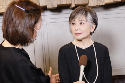 「小倉智昭さんお別れの会」に出席し、取材に応じる竹下景子