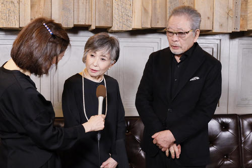 「小倉智昭さんお別れの会」に出席し、取材に応じる竹下景子と関口照生（右）