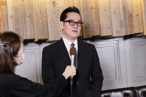 「小倉智昭さんお別れの会」に出席し、取材に応じる山下真司