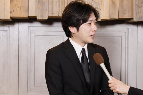 「小倉智昭さんお別れの会」に出席し、取材に応じる二宮和也